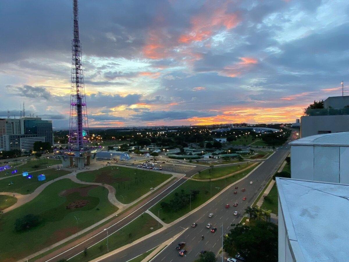 Flat Encantador No 7º Com Vista Pra Torre De Tv Brasilia Bagian luar foto